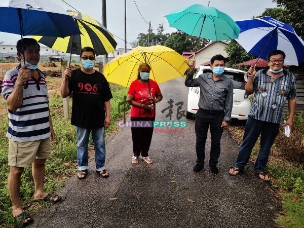 马华阿依沙叻支会主席汤开烈（右起）和林千宏向受影响的居民，了解情况。左起为周小平、王俞填及苏德丽。