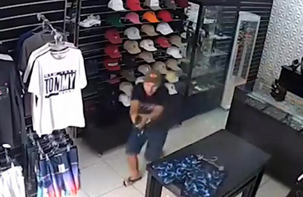 劫匪开了一枪后落荒而逃，店老板开枪追击。