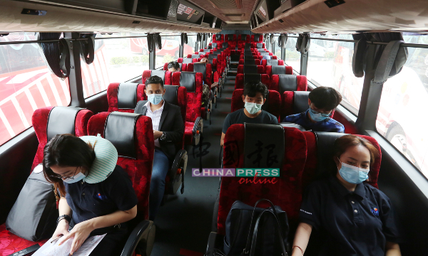 公共交通内是属于强制性戴口罩，因此乘客们都会主动都戴上口罩，防止感染病毒，并避免被罚款。