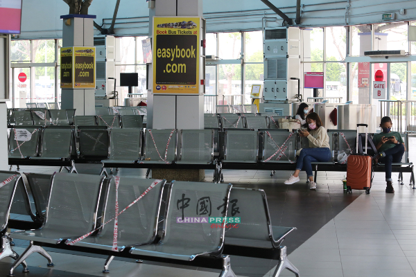 目前仙特拉巴士总站的乘客量平均仅达到50%，因此等候区的座位大部分是空的。