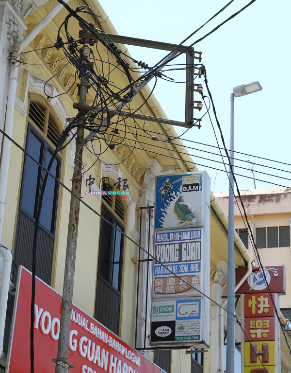 祈安律街头的其中一个电线杆，其电缆装置也显得紊乱。