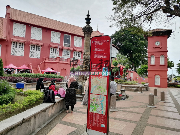 民众及游客可扫描资讯牌上的二维码，更深入认识及了解马六甲的在地文化与历史。