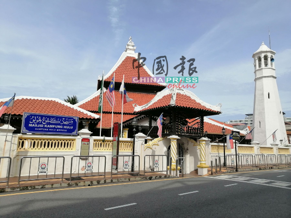 甘榜于汝清真寺外，也设有“Ceritera Melaka”资讯牌。