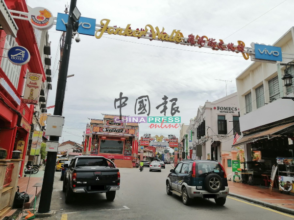 鸡场街是游客喜欢造访的老街之一，市政厅也在这条街置放两个“Ceritera Melaka”资讯牌，鼓励游客点击使用。