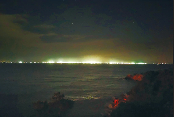 入夜后，马祖岸外海抽沙船的灯光，可绵延海面数公里。