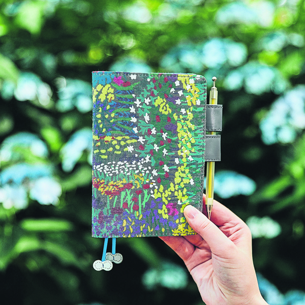 HIBINO KODUE设计的花草世界手帐书皮像在花园中慢步。