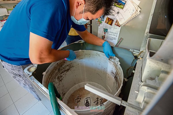 取出洗衣槽的外桶也要用刷子“使劲”刷洗，才能令污垢脱落。