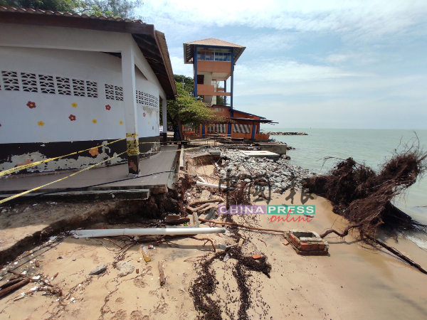 公主海滩的公共厕所及民防局了望台底部被侵蚀，建筑结构岌岌可危。