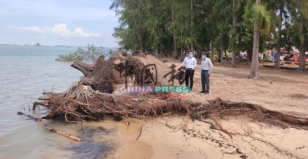 遭海蚀的公主海滩美丽不在，反之犹如灾难现场。 右起为林千宏及蔡求伟。