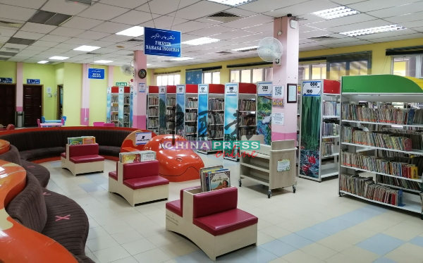 儿童阅读室目前允许借书，仍未全面开放。