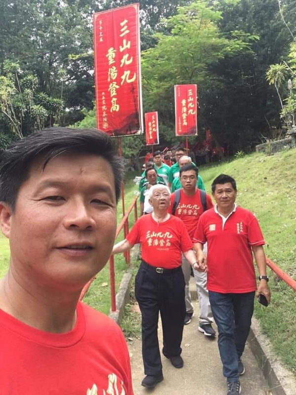 在去年之前的《三山九九，重阳登高》活动，林源瑞（右2）从未缺席。（受访者提供）