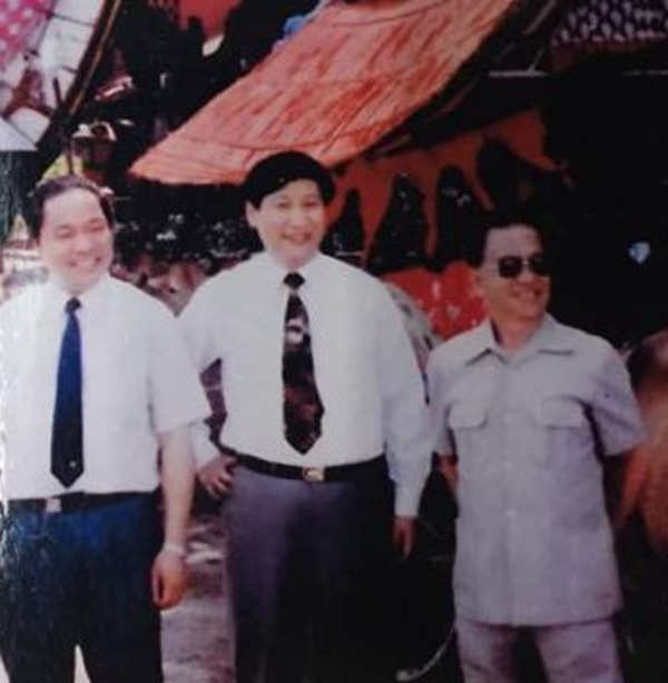 林源瑞（右）于1992年与当时的福建省省长习近平（右2）合照。（受访者提供）