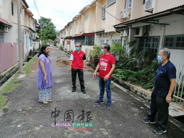 妮达（左起）反映沟水倒流进厕所，影响居民的生活，右起陈劲源、刘志良及李祥生。