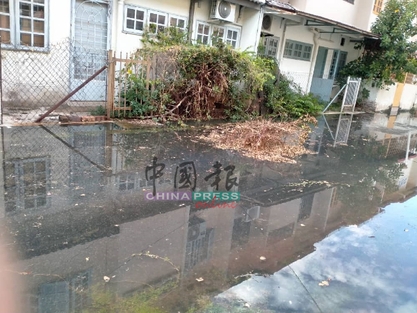 遇上涨潮，哥打拉沙马那花园第1/3及1/5路住家的后巷淹水。（受访者提供照片）