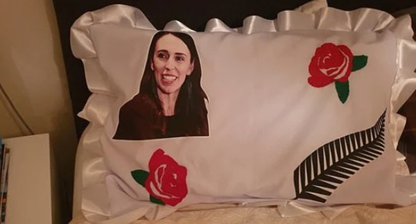 阿德恩送给未婚夫的枕头套上，印有她微笑的的漂亮肖像，旁边还装饰着两朵玫瑰花和一片银蕨（纽西兰国花）