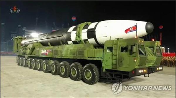 朝鲜10日在劳动党成立75周年阅兵式上公开新型洲际导弹。
