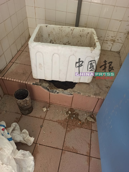 厕格马桶被拆除后，民众无法使用厕所。