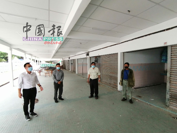 蔡求伟（左起）、林千宏、戴佛淞及连南金到美食中心了解提升工程。