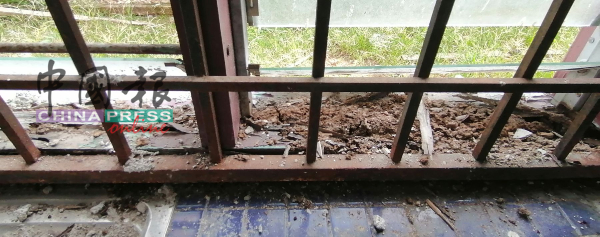 窗口的木条遭白蚁蛀蚀，将会更换。
