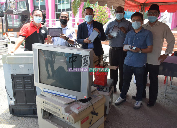 叶汉良（左起）、罗斯里、沙丹奥斯曼、安峇拉山、李春源及拉斯迪，看着“收获满满”的可回收电器。