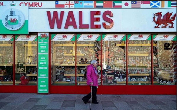 威尔士地区周一宣布，23日起全面封锁，民众须待在家中，餐厅、酒吧及非必要商店全面暂停营业，直到11月9日。