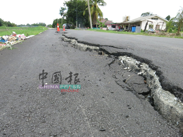 甘榜登雅河边道路在7月进行重铺，2个月后道路又下陷。
