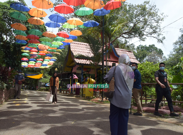 马六甲动物园管理层改善设施，在入口处增设“打卡点”。