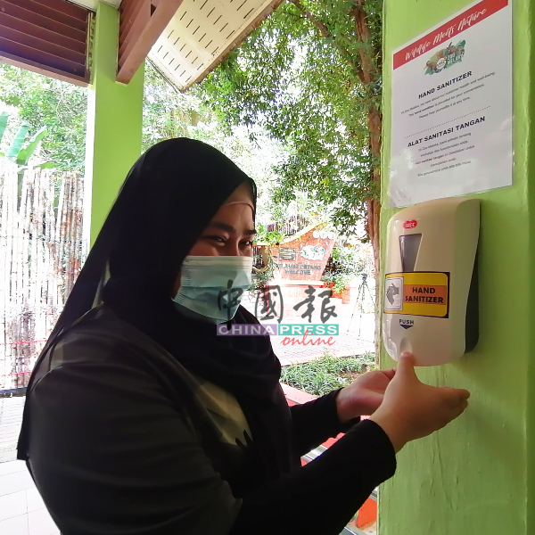 马六甲动物园内多处提供搓手液。
