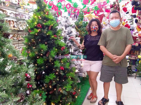 黄良成（右起）与太太颜绣美的装饰店，经已开始售卖圣诞节饰物。