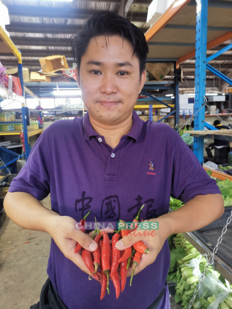 李佳煊指红辣椒因雨季影响收成而起价，在所有蔬菜中涨幅最高。