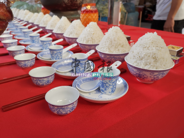 马来西亚侨生公会以拥有蓝色花纹的盘碗祭拜孤魂野鬼。