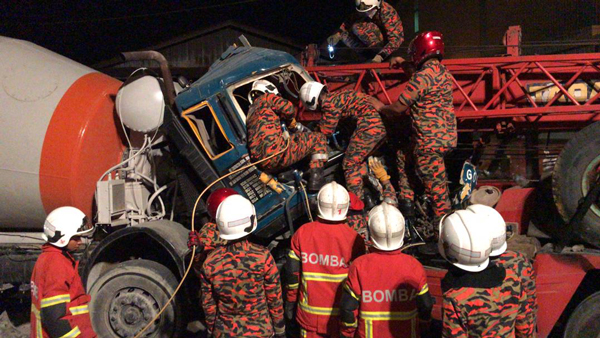 多名消拯员出动救援，解救受困的洋灰罗厘司机。
