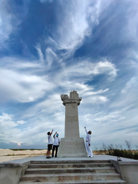 马六甲送王舡文化广场石碑竖立工作结束，天空中的云朵即出现似龙似虎的奇景。（图片由陈培淦提供）