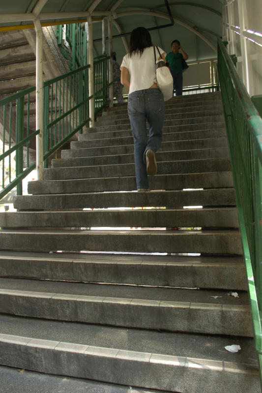 被告王广黄将针孔摄像机放在天桥台阶上，偷拍女学生的裙底视频。（档案示意图）