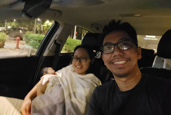 妻子顺利诞下宝宝后,詹里立即把两母子送入院。