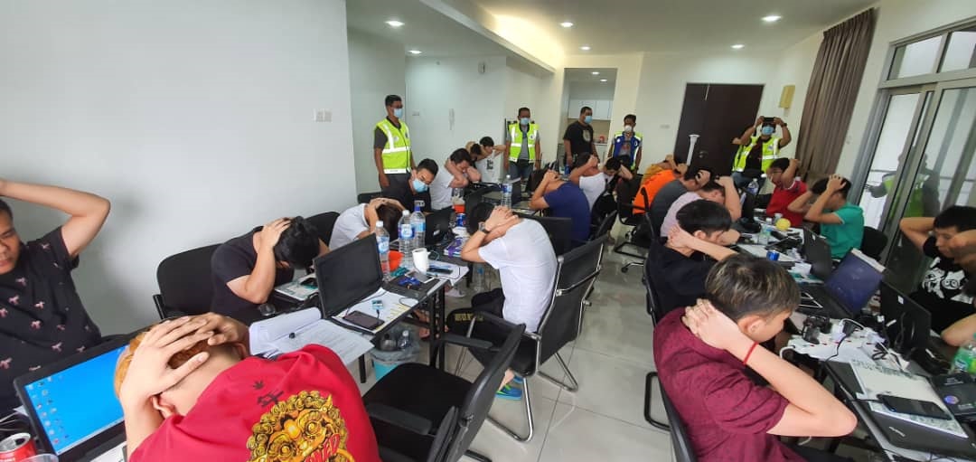  警方捣破中国网络赌博集团设在我国蕉赖的其中一个基地，共逮捕25人。