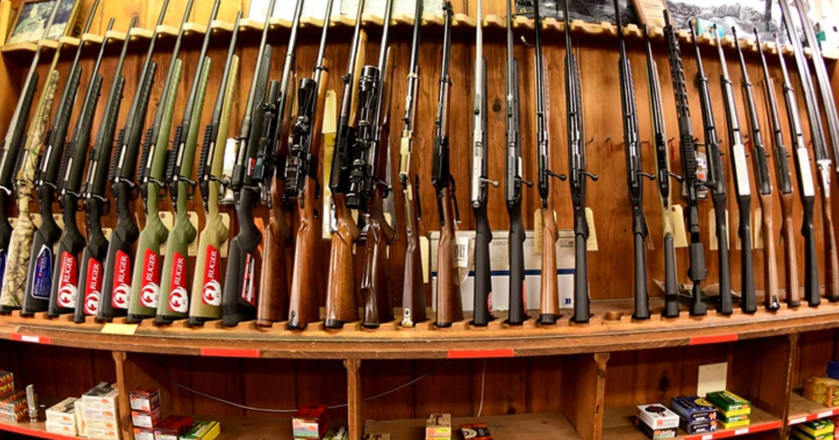 统计显示美国在大选年的枪枝销售破纪录，图为弗吉尼亚州的枪店。