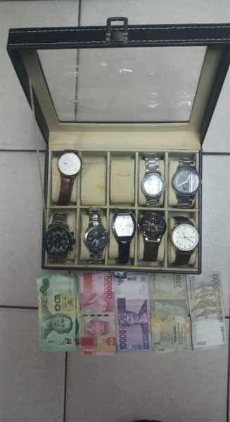 警方在行动中起获多个手表和各国货币。
