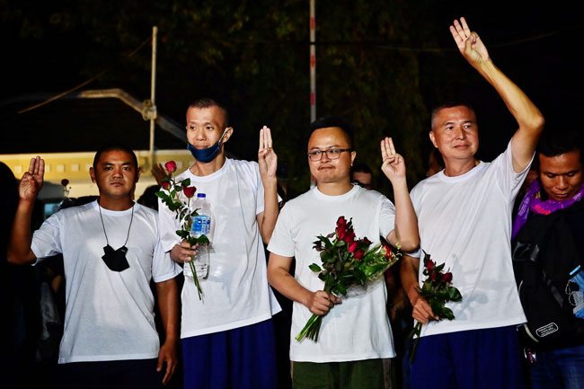 示威领袖苏拉纳（左起）、伊卡猜、阿农和颂育，周二获释后走出曼谷监狱，并高举3指手势。（法新社）