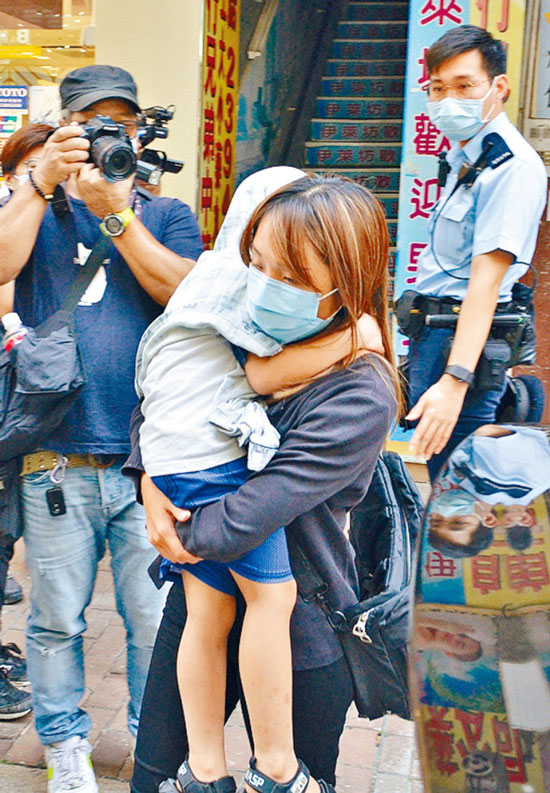 4岁男童由女警抱走交社署照顾。