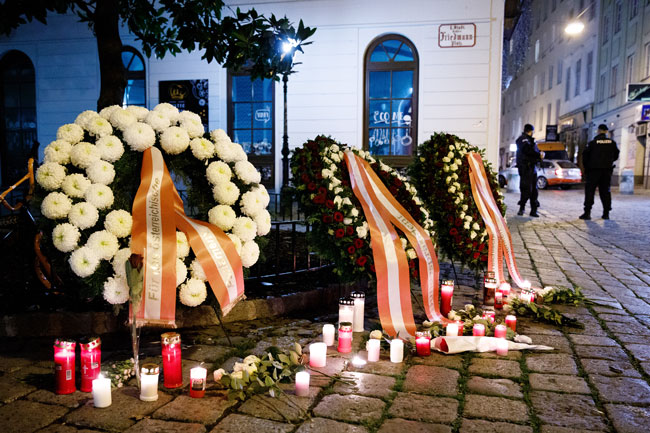 奥地利政府周二在枪击案现场放置花圈，哀悼逝者。（欧新社）