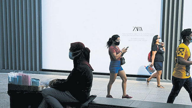 经济学家指出,就算政府贴钱吁业者招聘,很多国人也未必要去做与自己领域不相关的工作。(彭博社)