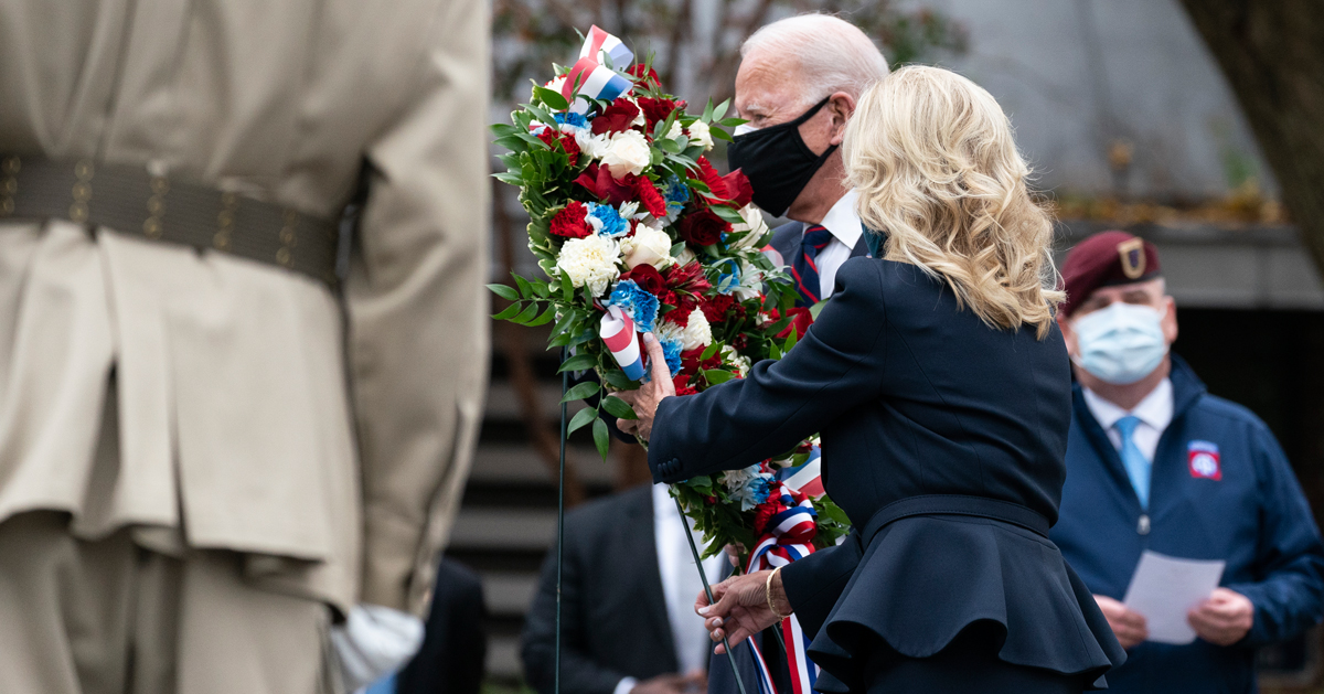 拜登与妻子吉尔，向韩战纪念碑敬献花篮。(美联社)