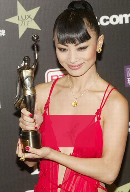 白灵拿过台湾金马奖、香港金像奖女配角，还担任过柏林影展评审。