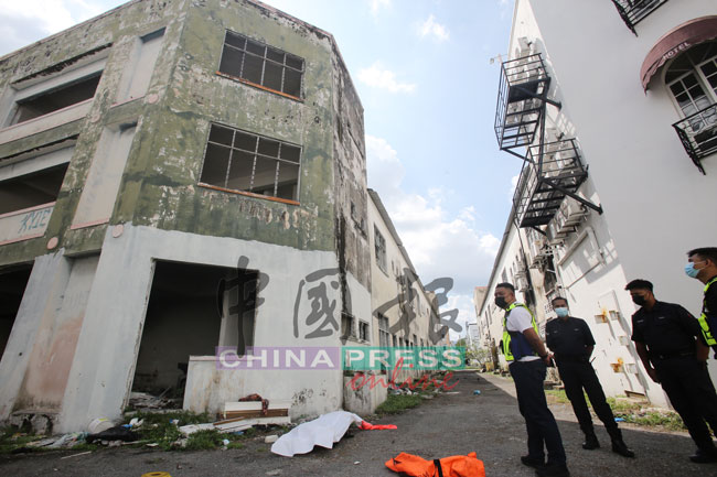 华裔中年男子在一座荒废多时的商店3楼窗处悬梁自尽，相信是因身体不胜负荷下坠至地面，警方人员闻讯抵达现场调查。