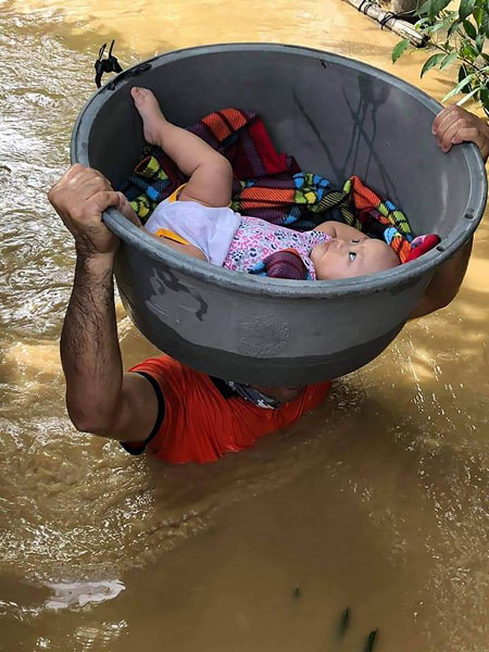 菲律宾海岸警卫队救援人员在灾区卡加延河谷，救出受困婴儿。（美联社） 