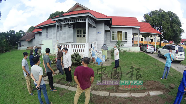 北根马来高脚屋惊现百年墓碑,引来不少当地居民前来观察。