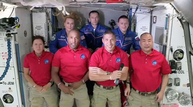 “龙飞船”4名太空人（前排左到右）香农．沃克、维克托．格洛弗麦克．霍普金斯和野口聪一，跟站里的3名成员合照。（美联社）