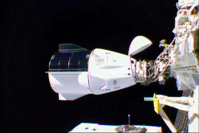 “龙飞船”和国际太空站对接一刻。（法新社）