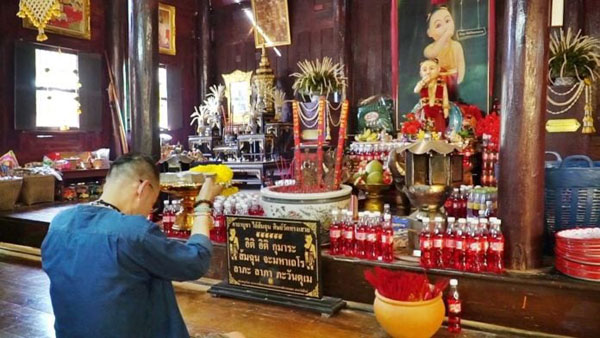 新加坡华裔中奖暴富，携100万泰铢前往泰国佛寺还愿。